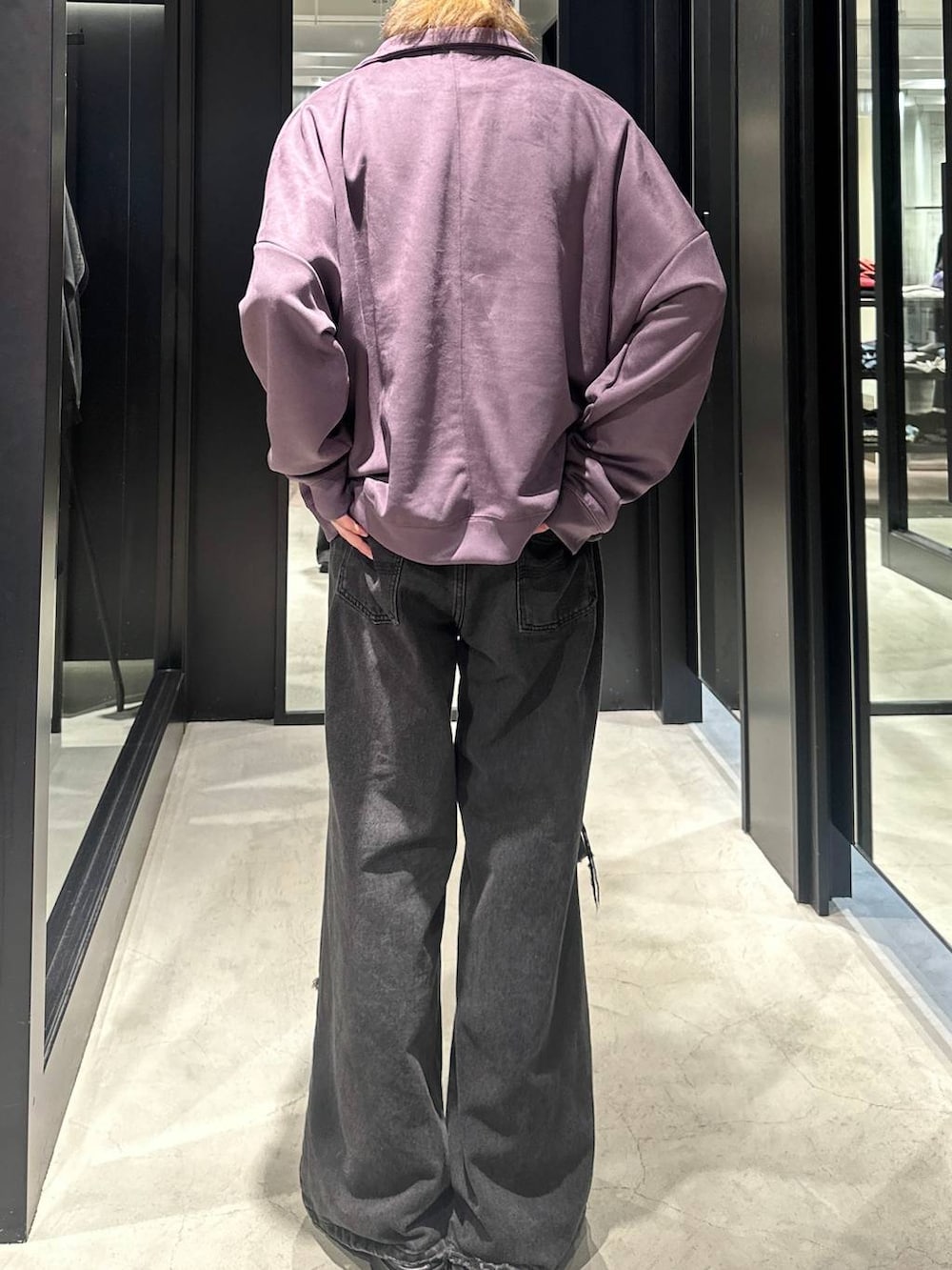 ブラック系のデニムパンツ、パープル系のスウェット、グレー系のニットキャップ/ビーニーを着用したメンズの秋コーディネートの4枚目の写真