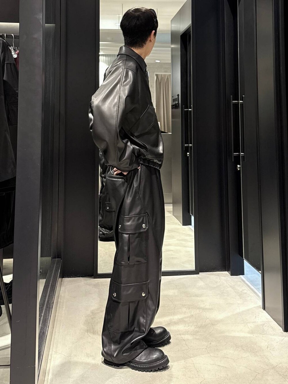 ブラック系のタンクトップ、ブラック系のブルゾン、ブラック系のカーゴパンツを着用したメンズの秋コーディネートの2枚目の写真
