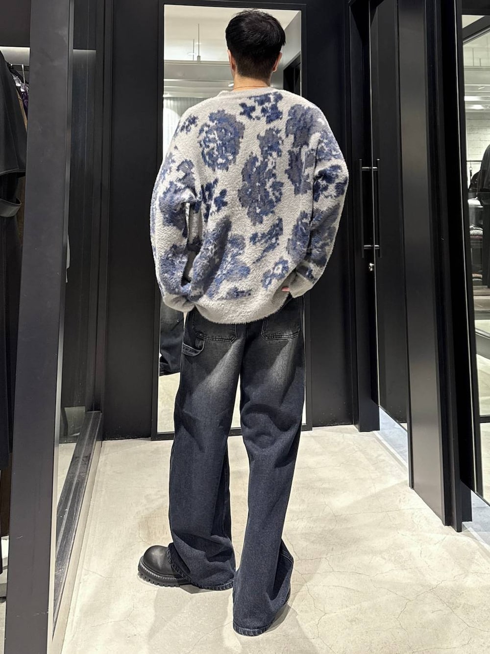 グレー系のカーディガン/ボレロ、ブラック系のブーツ、ブルー系のデニムパンツを着用したメンズの秋コーディネートの3枚目の写真