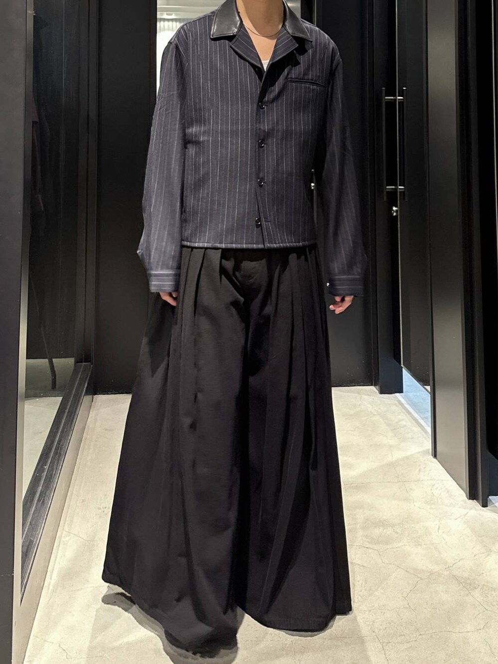 ホワイト系のTシャツ/カットソー、ブラック系のデニムパンツ、ブルー系のシャツ/ブラウスを着用したメンズの秋コーディネートの4枚目の写真