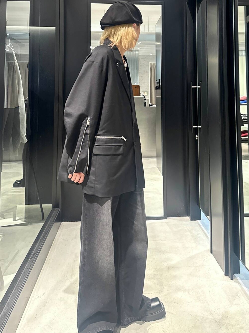 ブラック系のデニムパンツ、ブラック系のテーラードジャケット、ブラック系のドレスシューズを着用したメンズの秋コーディネートの2枚目の写真