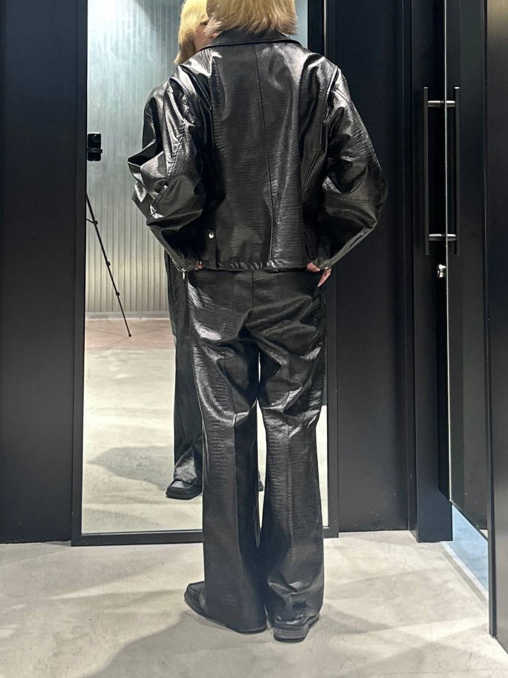 ブラック系のライダースジャケット、ブラック系のその他パンツを着用したメンズの秋コーディネートの2枚目の写真
