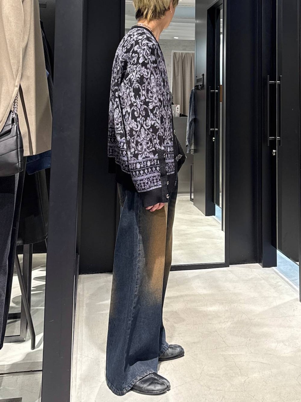 ブルー系のデニムパンツ、ブラック系のTシャツ/カットソー、ブラック系のカーディガン/ボレロを着用したメンズの冬コーディネートの2枚目の写真