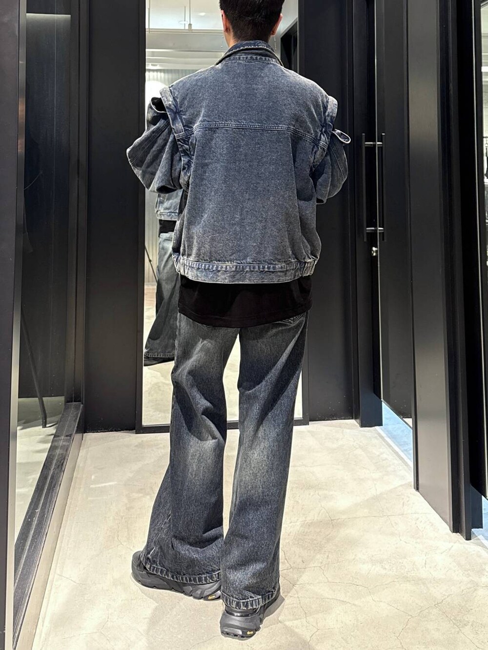 ブラック系のサンダル、ブルー系のデニムパンツ、ブルー系のブルゾンを着用したメンズの夏コーディネートの3枚目の写真