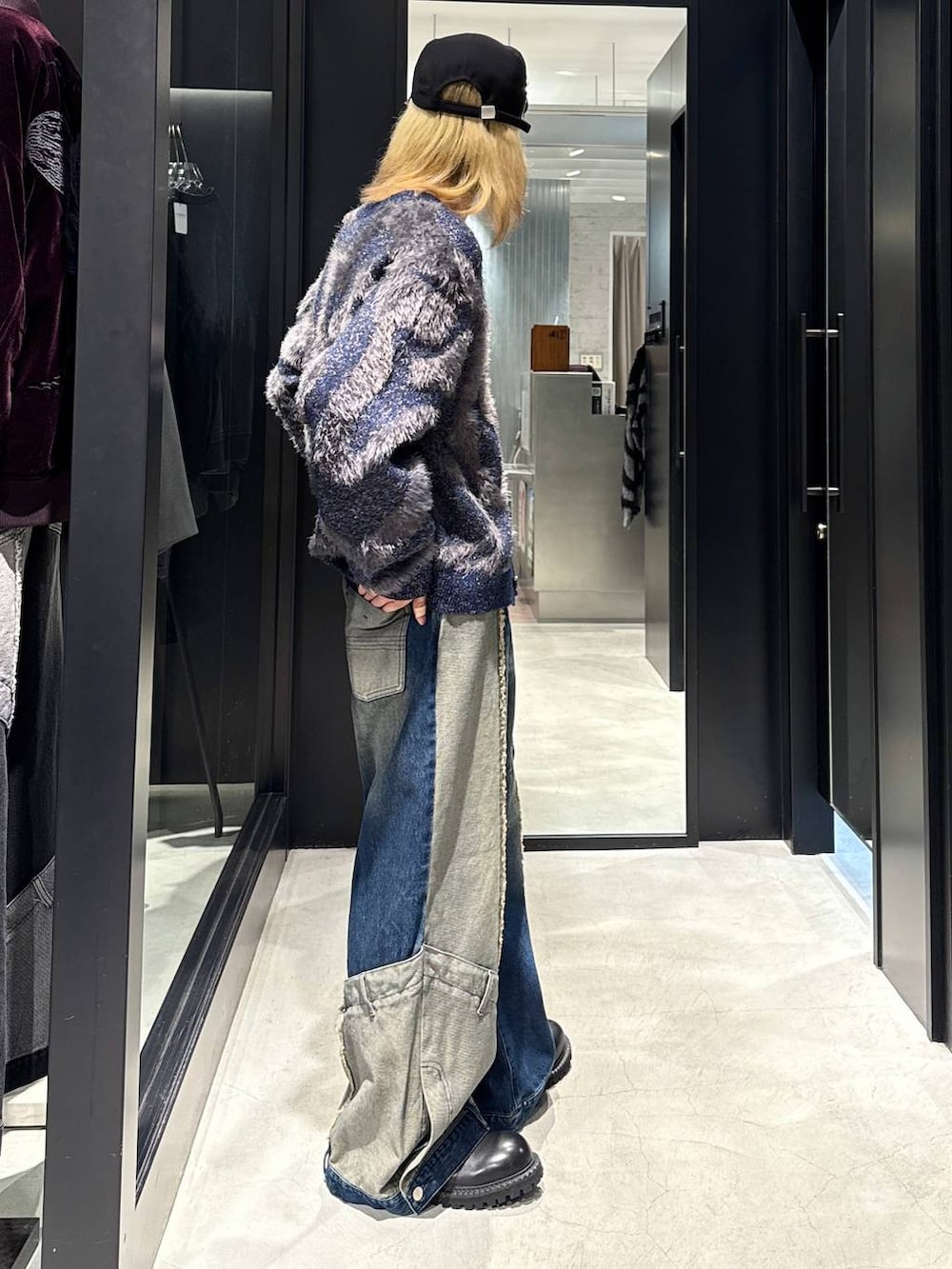 ブルー系のデニムパンツ、ブルー系のカーディガン/ボレロ、ブラック系のその他シューズを着用したメンズの秋コーディネートの2枚目の写真