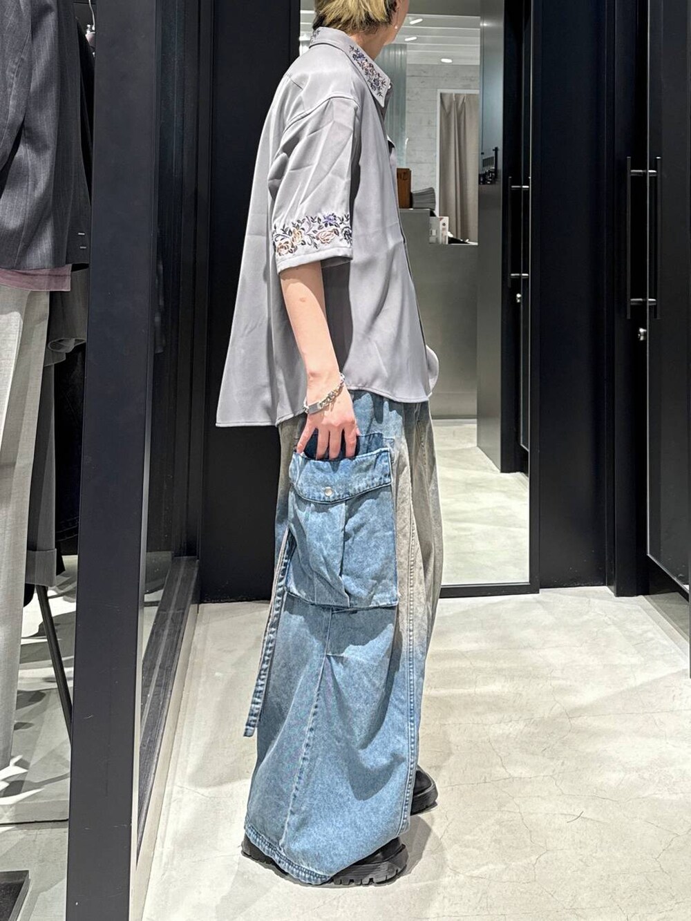 グレー系のシャツ/ブラウス、グレー系のTシャツ/カットソー、ブルー系のカーゴパンツを着用したメンズの春コーディネートの2枚目の写真