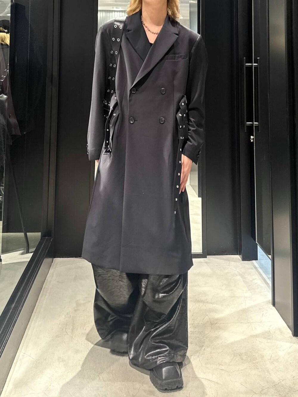 ブラック系のその他パンツ、ブラック系のショルダーバッグ、ブラック系のテーラードジャケットを着用したメンズの秋コーディネートの3枚目の写真