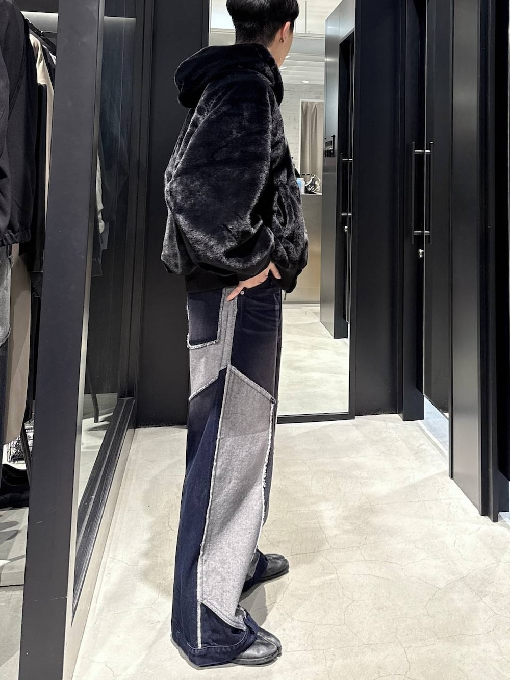 ブラック系のブルゾン、ブルー系のデニムパンツ、ブラック系のスウェットを着用したメンズの秋コーディネートの2枚目の写真