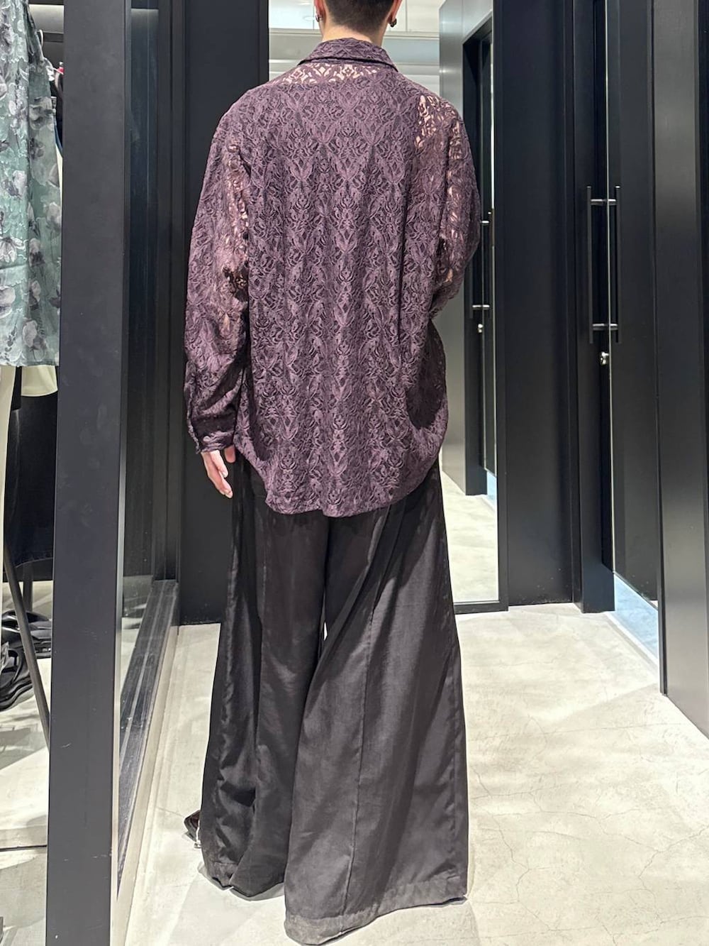 「モード、高見え、着痩せ・細見え、HARE、韓国系、ラフ、韓国ファッション、春コーデ、夏コーデ、秋コーデ、シャツ、ワイドパンツ、オーバーサイズ、モテ、デニムパンツ」｜「HAREのアソートチェーンネックレス(HARE)（ネックレス、シルバー系）」を使った、taigawedさん（メンズ・174cm）の春コーディネートの3枚目の写真