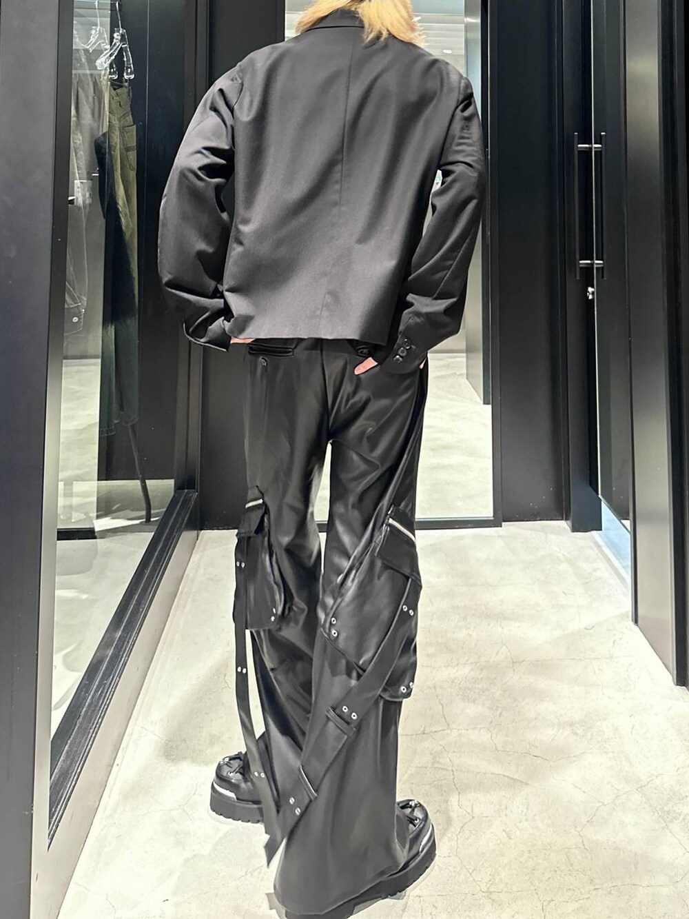 ブラック系のテーラードジャケット、ブラック系のその他シューズ、ブラック系のカーゴパンツを着用したメンズの秋コーディネートの3枚目の写真