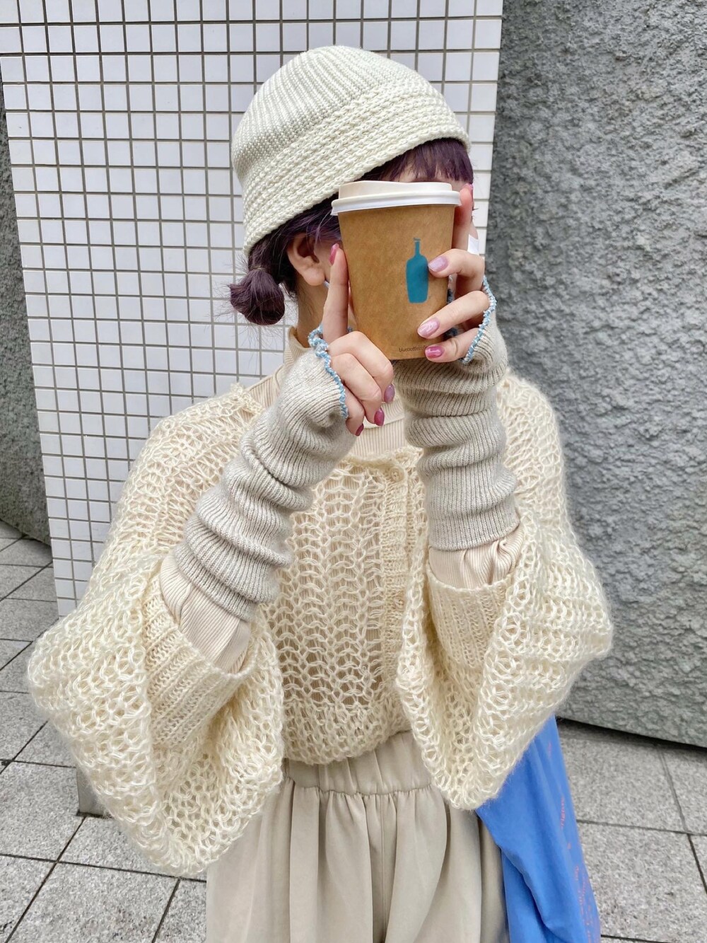 ホワイト系のニット/セーター、ホワイト系のTシャツ/カットソー、ホワイト系のアームカバーを着用したレディースの秋コーディネートの2枚目の写真