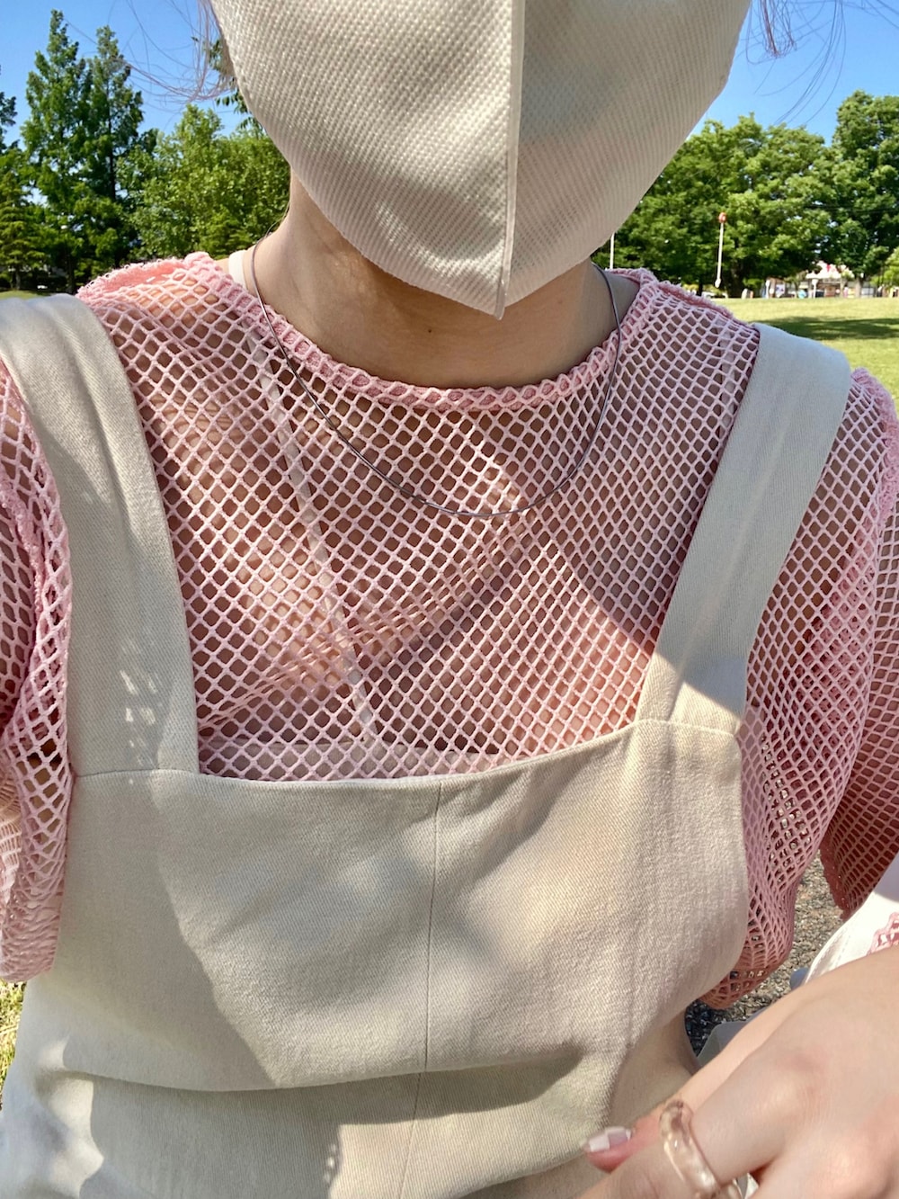 ピンク系のTシャツ/カットソー、ホワイト系のトートバッグ、ホワイト系のサロペット/オーバーオールを着用したレディースの春コーディネートの3枚目の写真