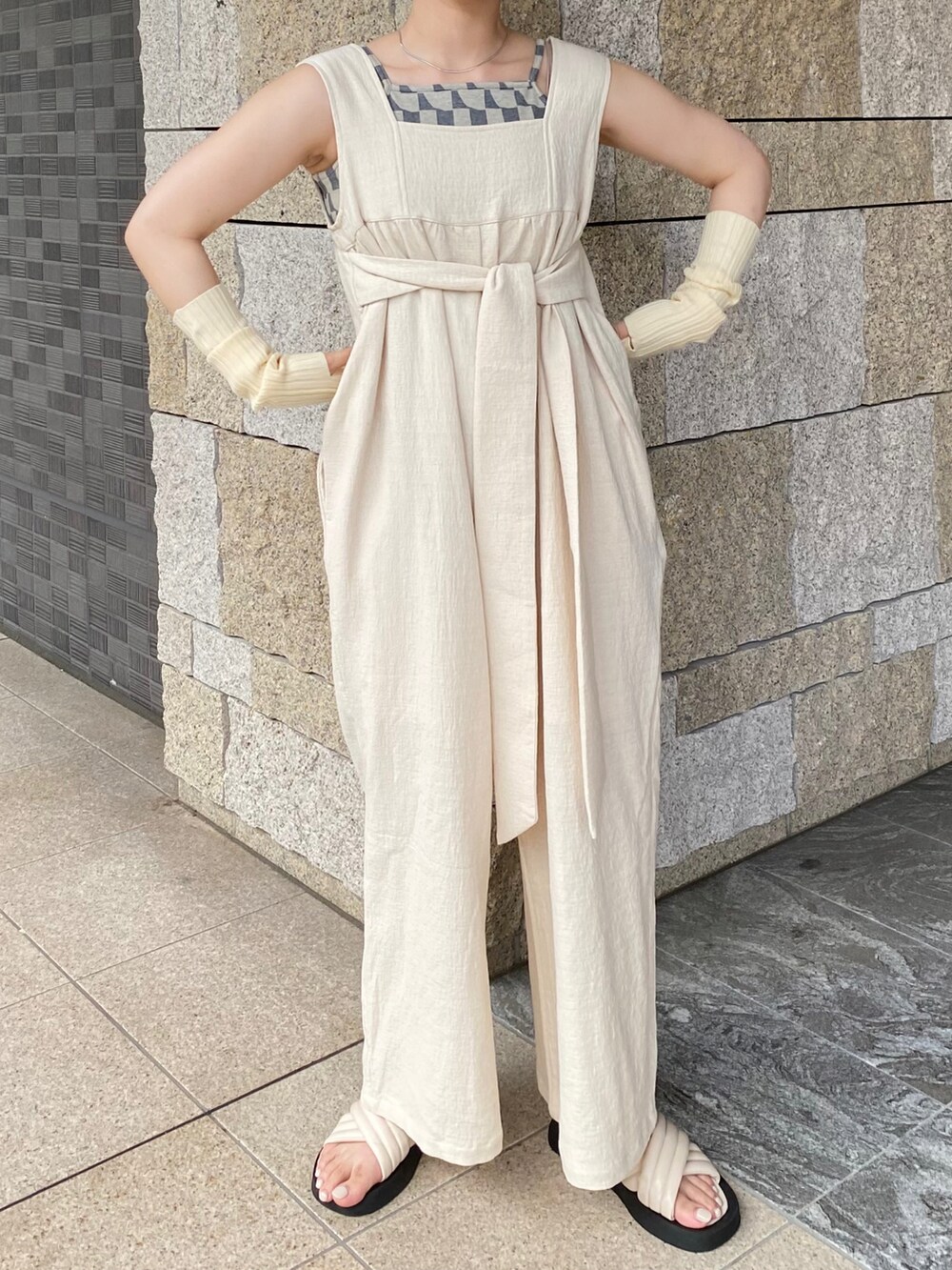 ホワイト系のサロペット/オーバーオール、グレー系のキャミソール、ホワイト系のハットを着用したレディースの夏コーディネートの2枚目の写真