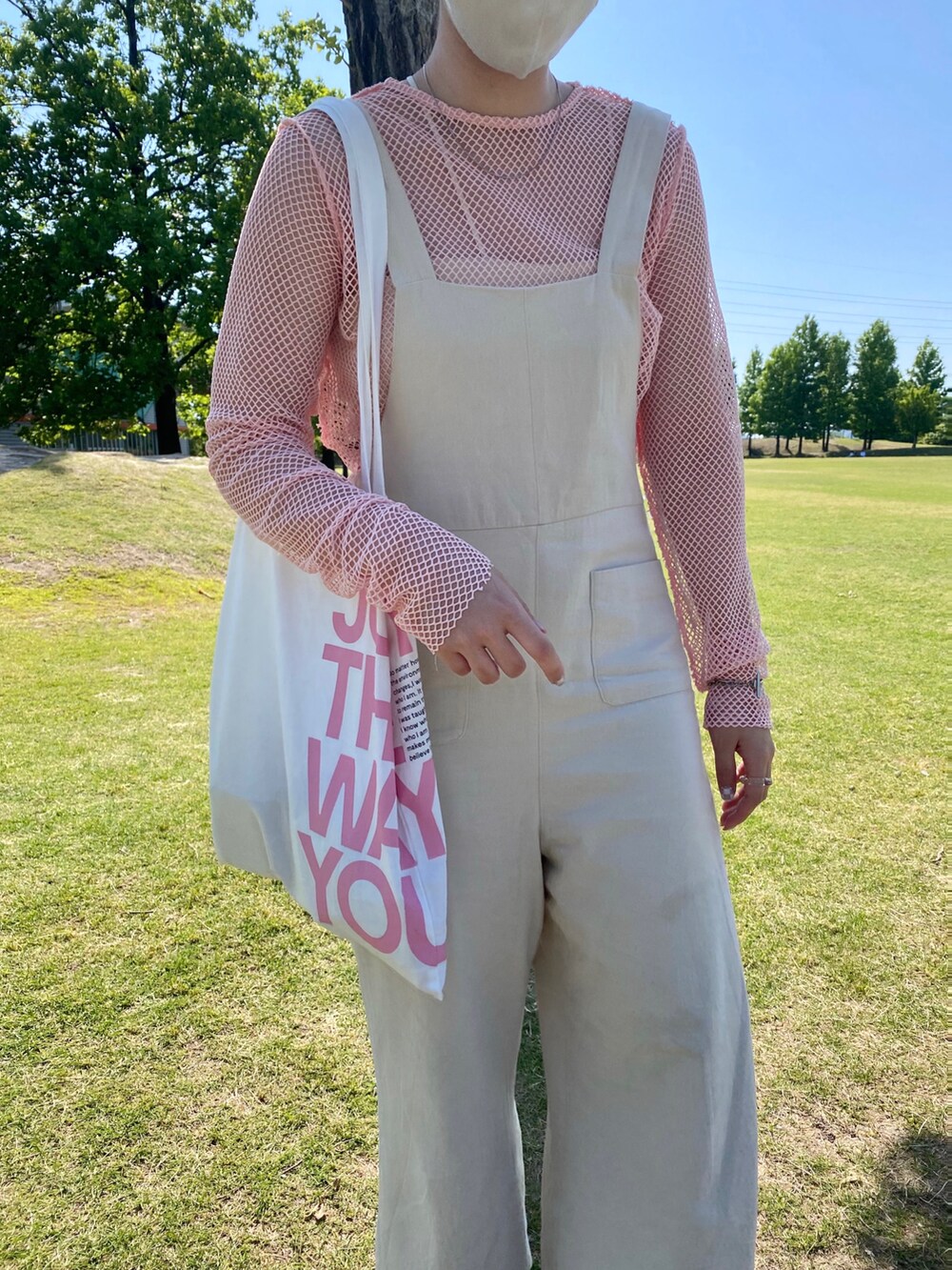 ピンク系のTシャツ/カットソー、ホワイト系のトートバッグ、ホワイト系のサロペット/オーバーオールを着用したレディースの春コーディネートの2枚目の写真