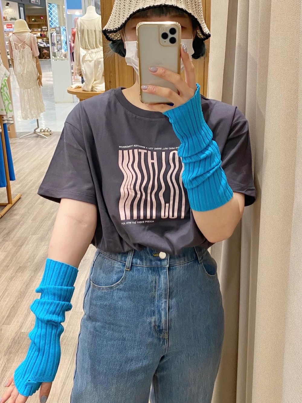 ホワイト系のワンピース、ブルー系のアームカバーを着用したレディースの夏コーディネートの2枚目の写真