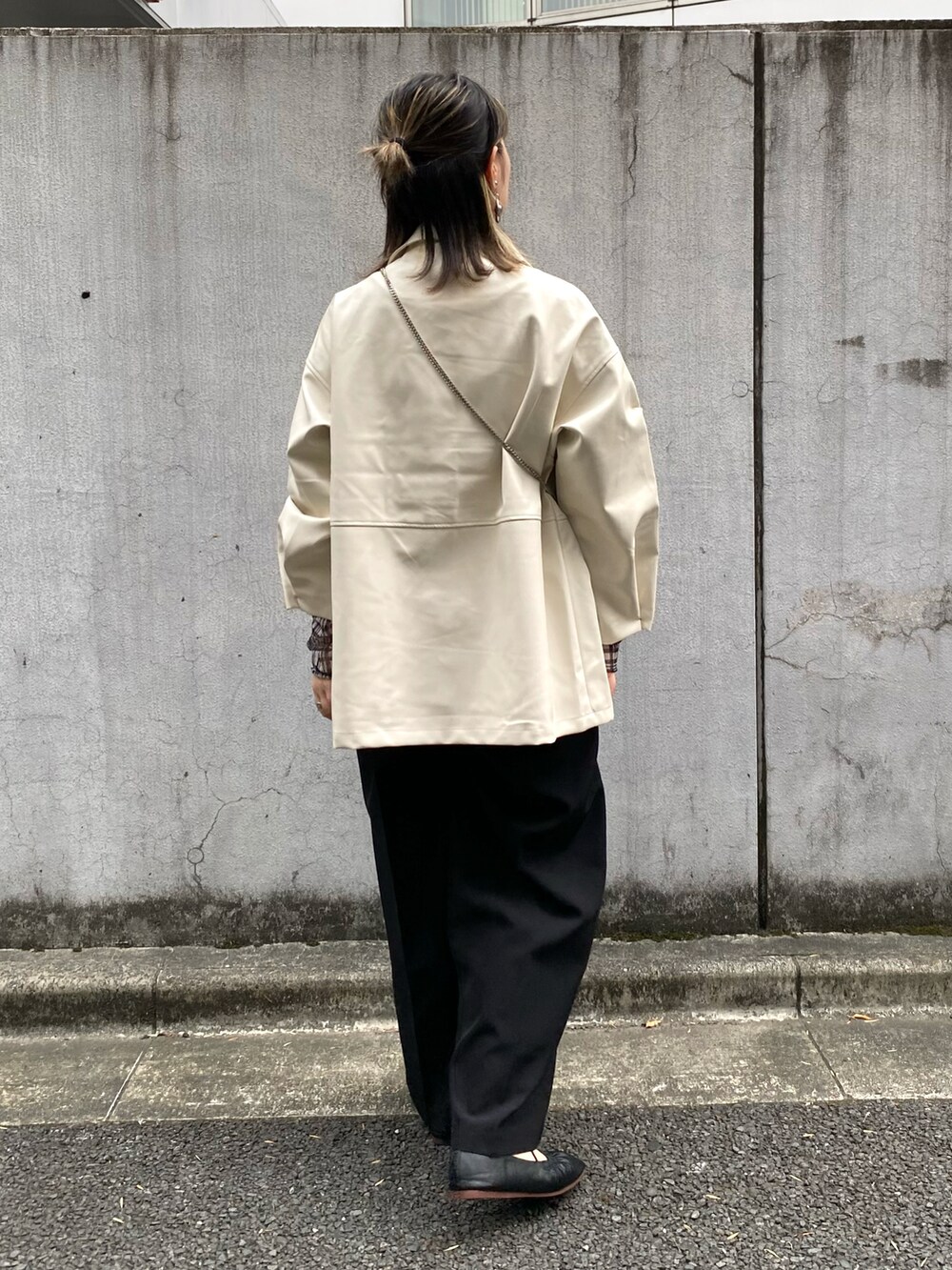 ホワイト系のその他アウター、ホワイト系のその他パンツ、ホワイト系のバッグを着用したレディースの秋コーディネートの2枚目の写真