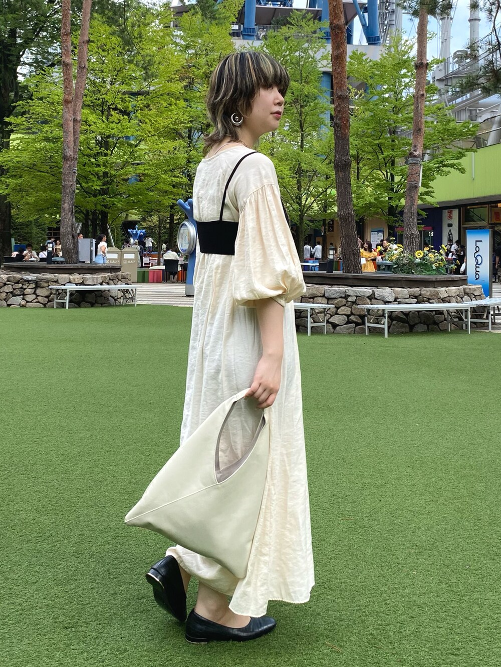 ホワイト系のワンピース、ホワイト系のトートバッグを着用したレディースの夏コーディネートの2枚目の写真