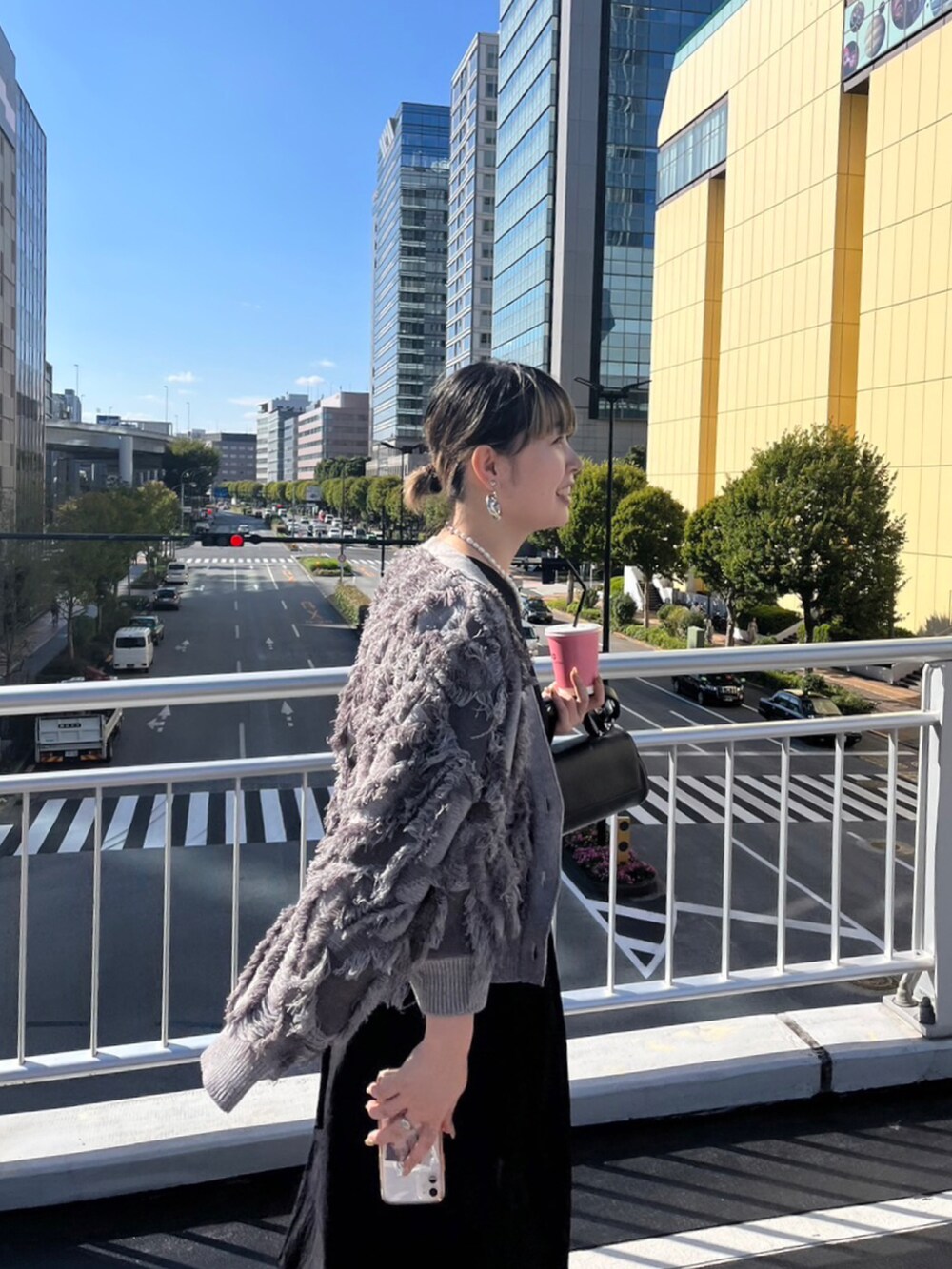 ブラック系のワンピース、グレー系のカーディガン/ボレロを着用したレディースの秋コーディネートの3枚目の写真