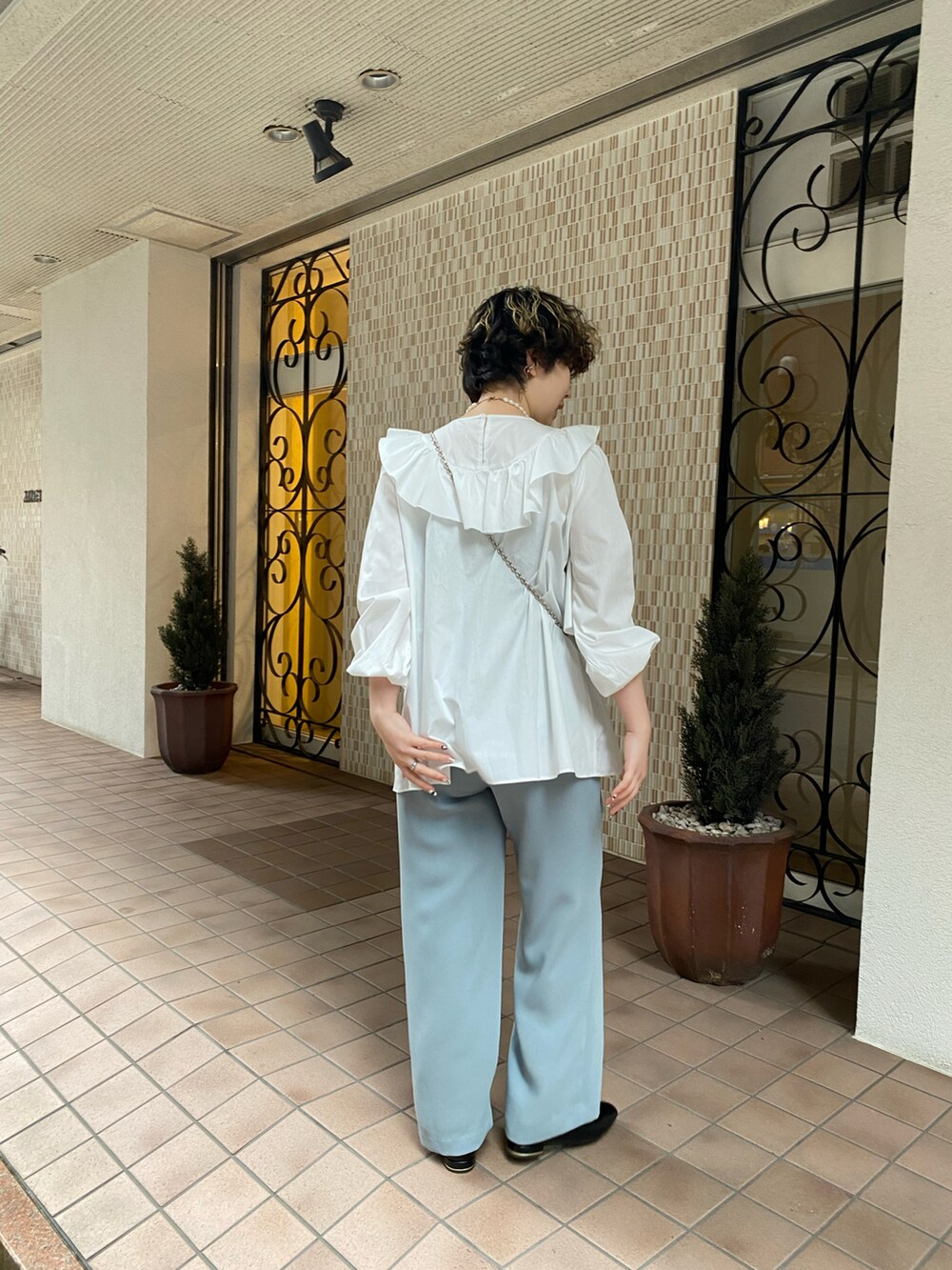 ホワイト系のシャツ/ブラウス、グリーン系のその他パンツ、ホワイト系のショルダーバッグを着用したレディースの冬コーディネートの2枚目の写真