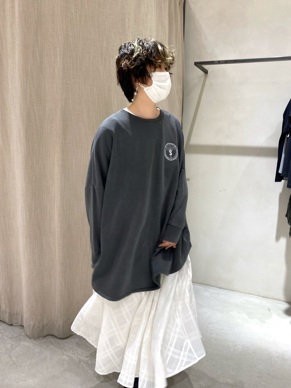 ブラック系のTシャツ/カットソー、ホワイト系のワンピース、ブラック系のブーツを着用したレディースの秋コーディネートの2枚目の写真