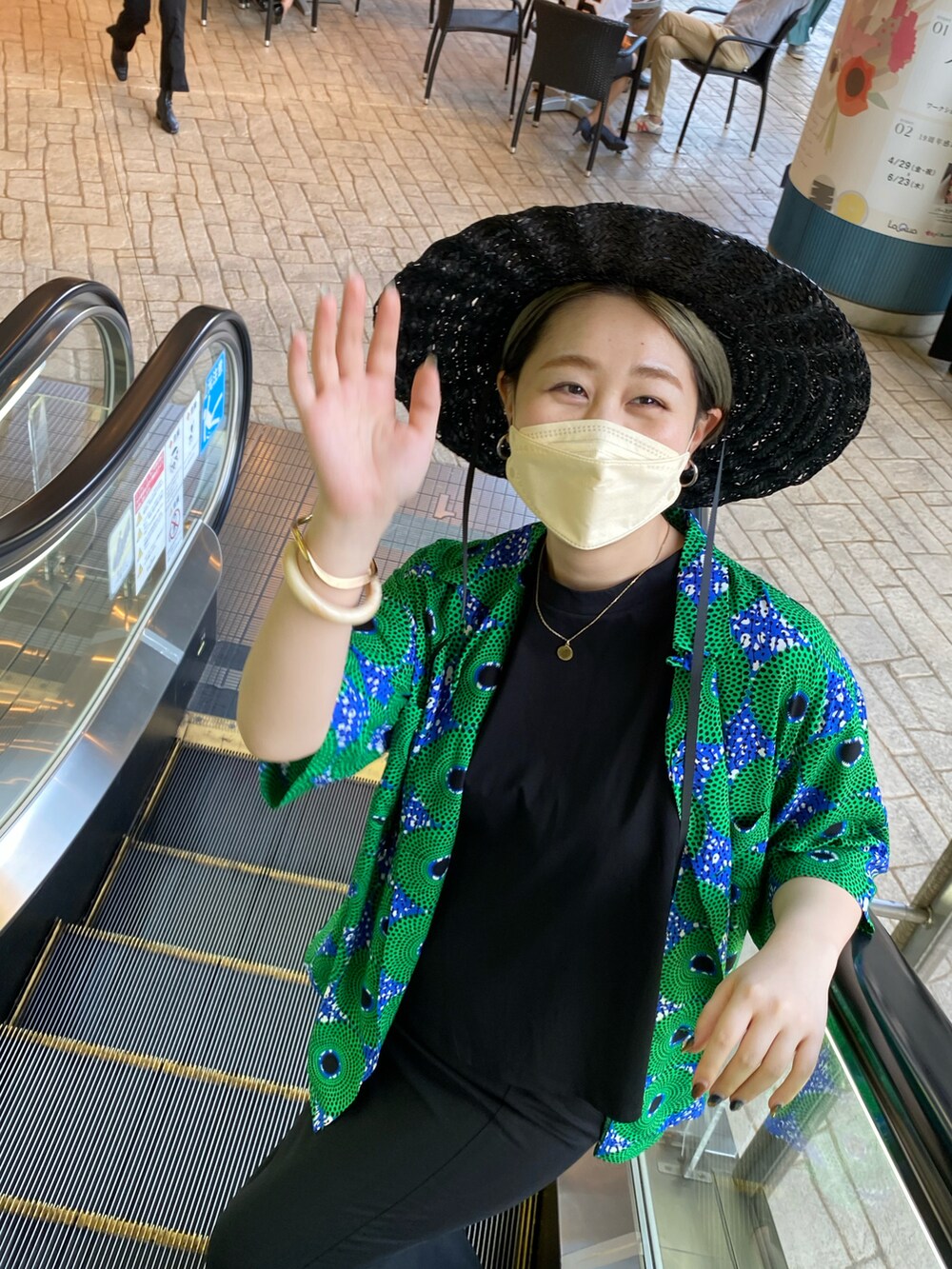 シルバー系のサンダル、ブラック系のワンピース、グリーン系のシャツ/ブラウスを着用したレディースの夏コーディネートの2枚目の写真