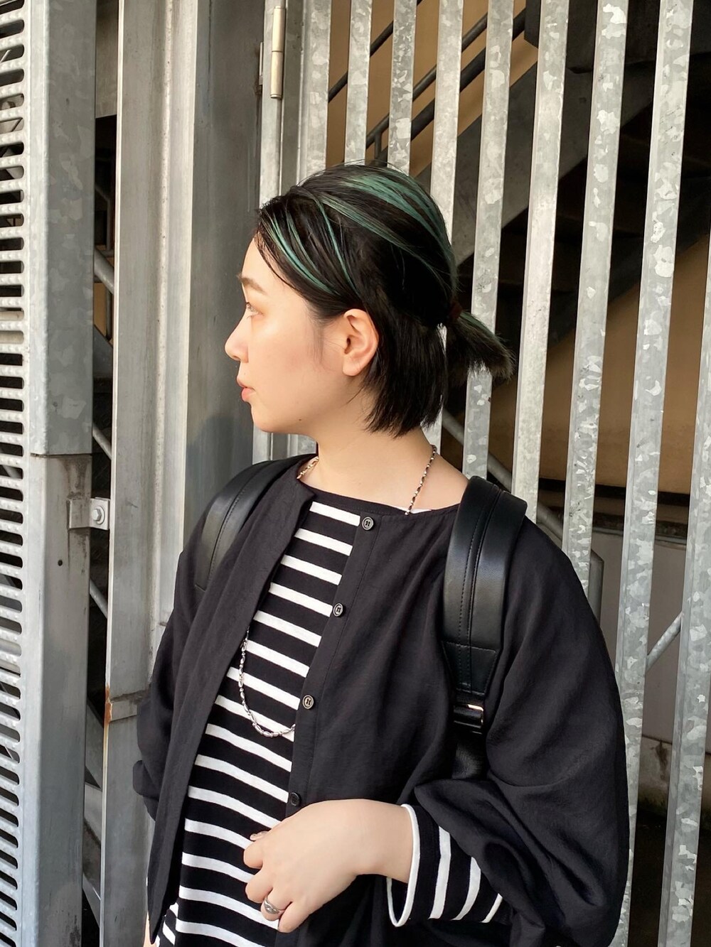 ブラック系のブルゾン、ブラック系のTシャツ/カットソー、ブラック系のバックパック/リュックを着用したレディースの夏コーディネートの3枚目の写真