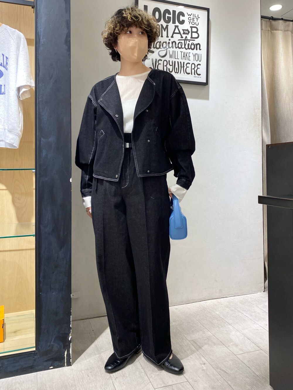 ホワイト系のデニムジャケット、ホワイト系のデニムパンツ、ホワイト系のニット/セーターを着用したレディースの冬コーディネートの2枚目の写真