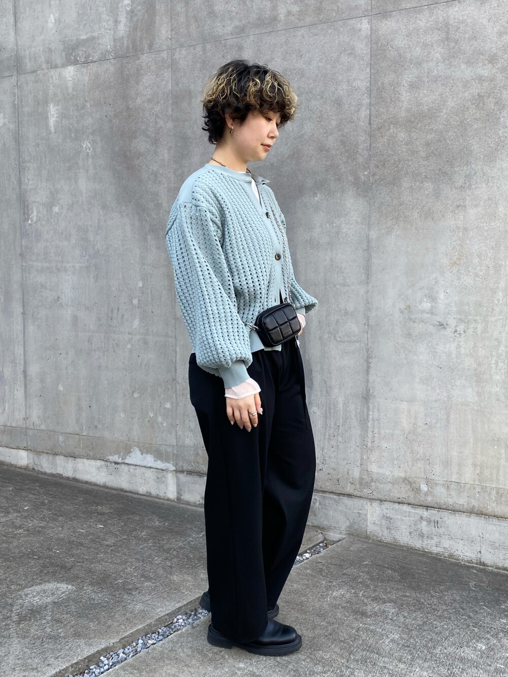 ホワイト系のTシャツ/カットソー、ホワイト系のショルダーバッグ、ブラック系のその他パンツを着用したレディースの冬コーディネートの2枚目の写真