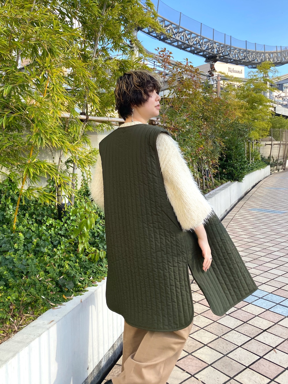 ベージュ系のその他パンツ、ホワイト系のニット/セーター、グリーン系のモッズコートを着用したレディースの秋コーディネートの2枚目の写真