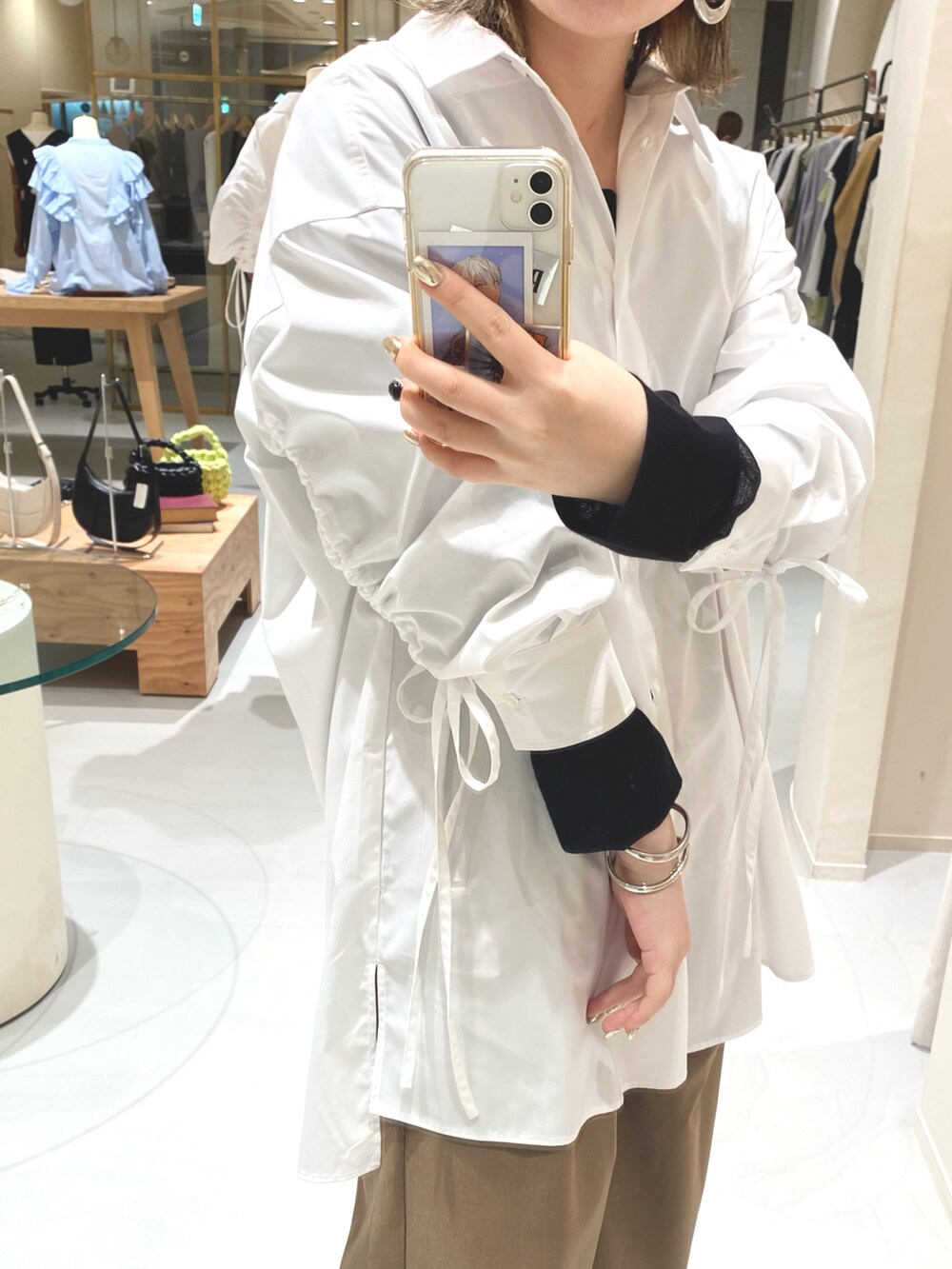 ホワイト系のシャツ/ブラウス、ブラウン系のその他パンツ、ホワイト系のサンダルを着用したレディースの夏コーディネートの2枚目の写真