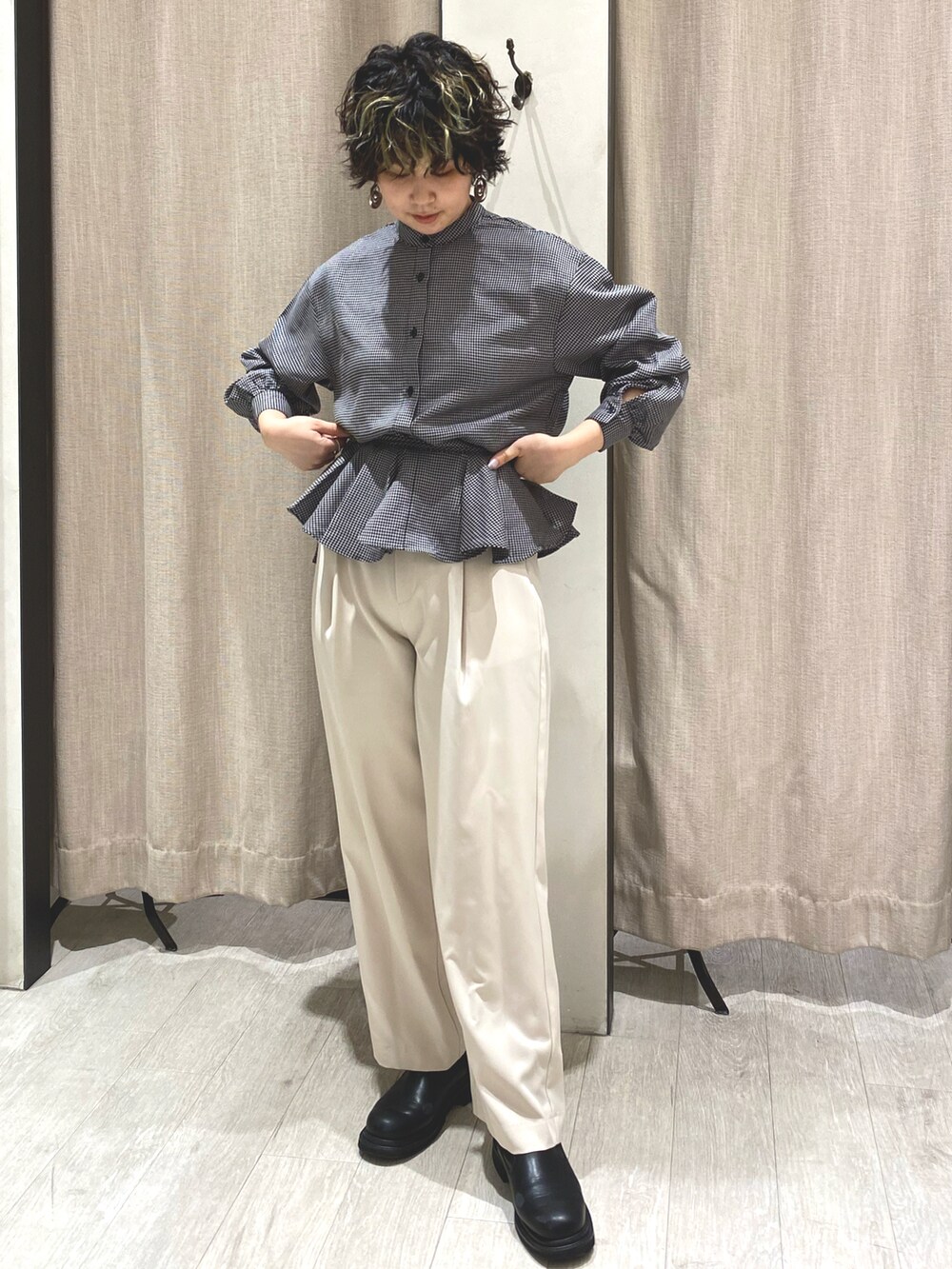 ブラック系のシャツ/ブラウス、ホワイト系のデニムパンツ、ホワイト系のショルダーバッグを着用したレディースの秋コーディネートの2枚目の写真