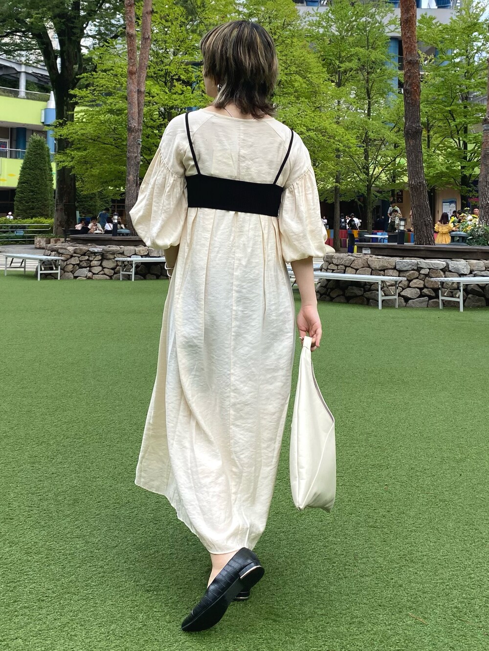 ホワイト系のワンピース、ホワイト系のトートバッグを着用したレディースの夏コーディネートの3枚目の写真