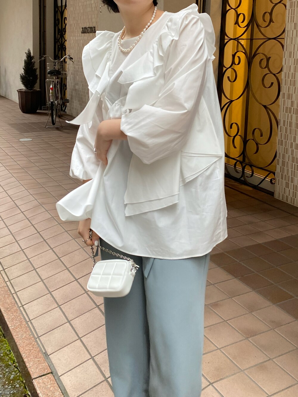 ホワイト系のシャツ/ブラウス、グリーン系のその他パンツ、ホワイト系のショルダーバッグを着用したレディースの冬コーディネートの3枚目の写真