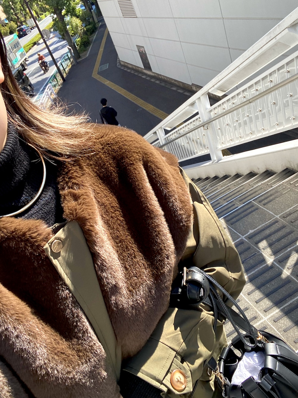 グリーン系のジャケット/アウター、グレー系のスカートを着用したレディースの秋コーディネートの3枚目の写真