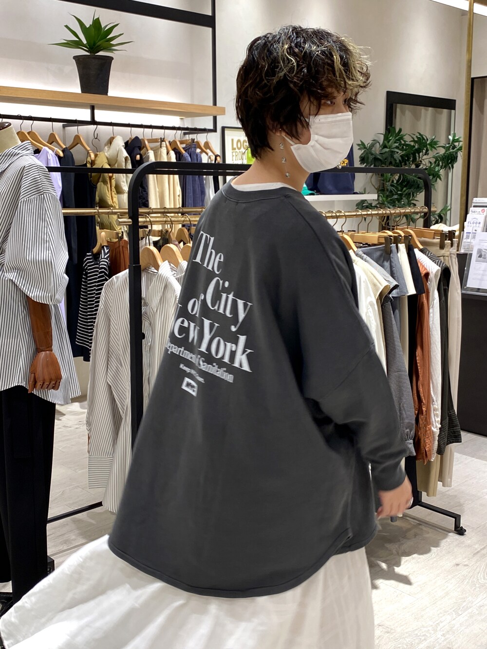 ブラック系のTシャツ/カットソー、ホワイト系のワンピース、ブラック系のブーツを着用したレディースの秋コーディネートの4枚目の写真