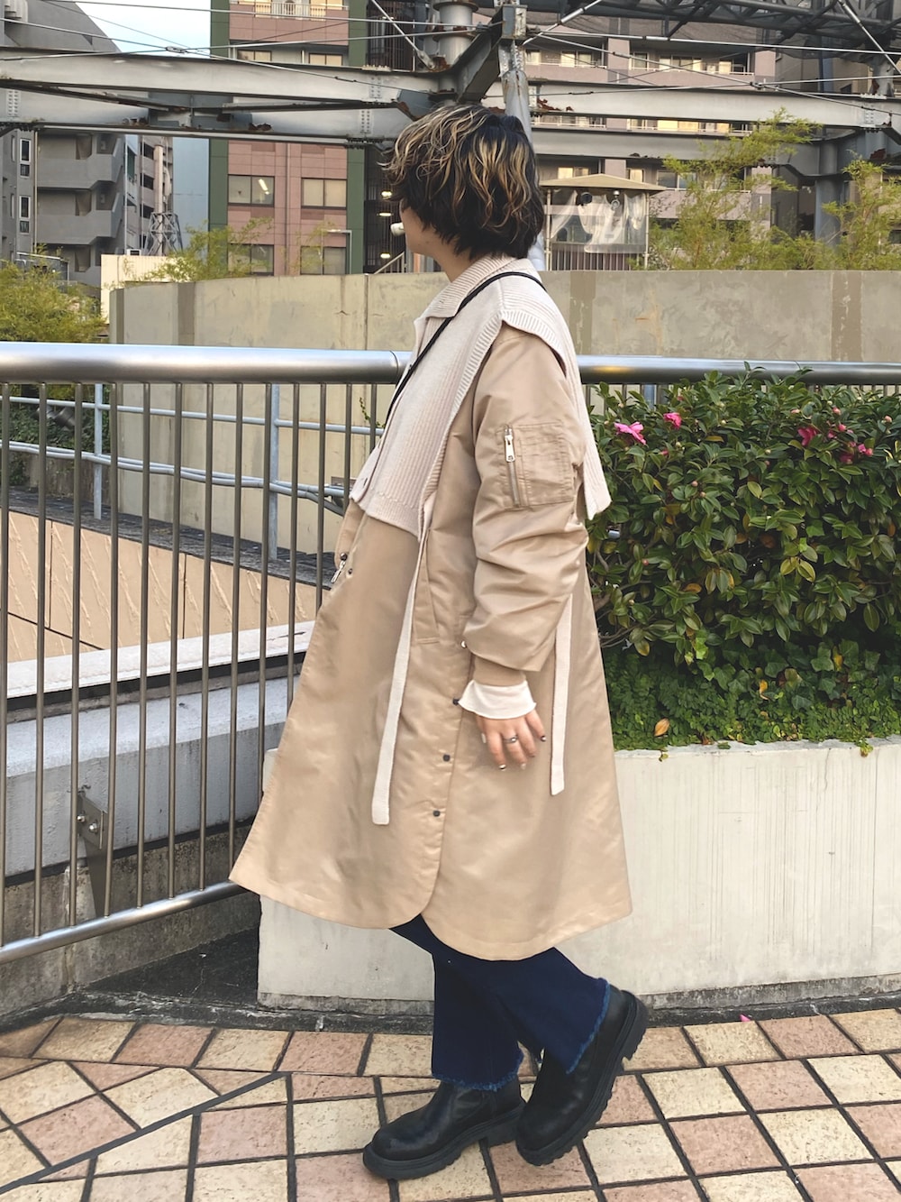 ベージュ系のMA-1、ブルー系のデニムパンツ、ベージュ系の福袋/福箱を着用したレディースの冬コーディネートの2枚目の写真