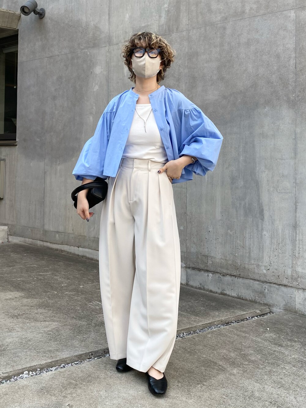 ホワイト系のその他パンツ、ブラック系のハンドバッグを着用したレディースの春コーディネートの2枚目の写真