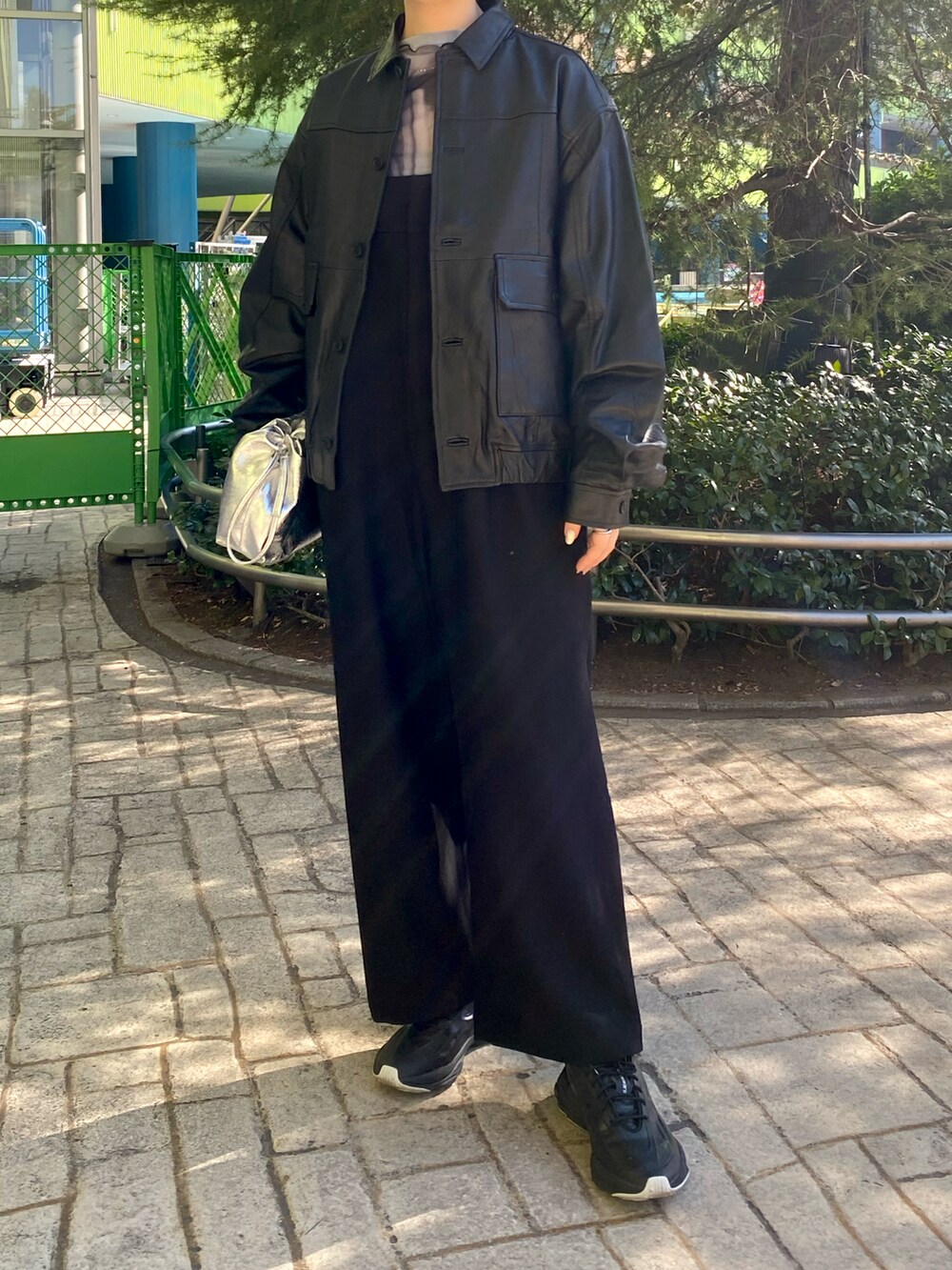 ブラック系のその他パンツ、シルバー系のハンドバッグ、グレー系のTシャツ/カットソーを着用したレディースの秋コーディネートの2枚目の写真