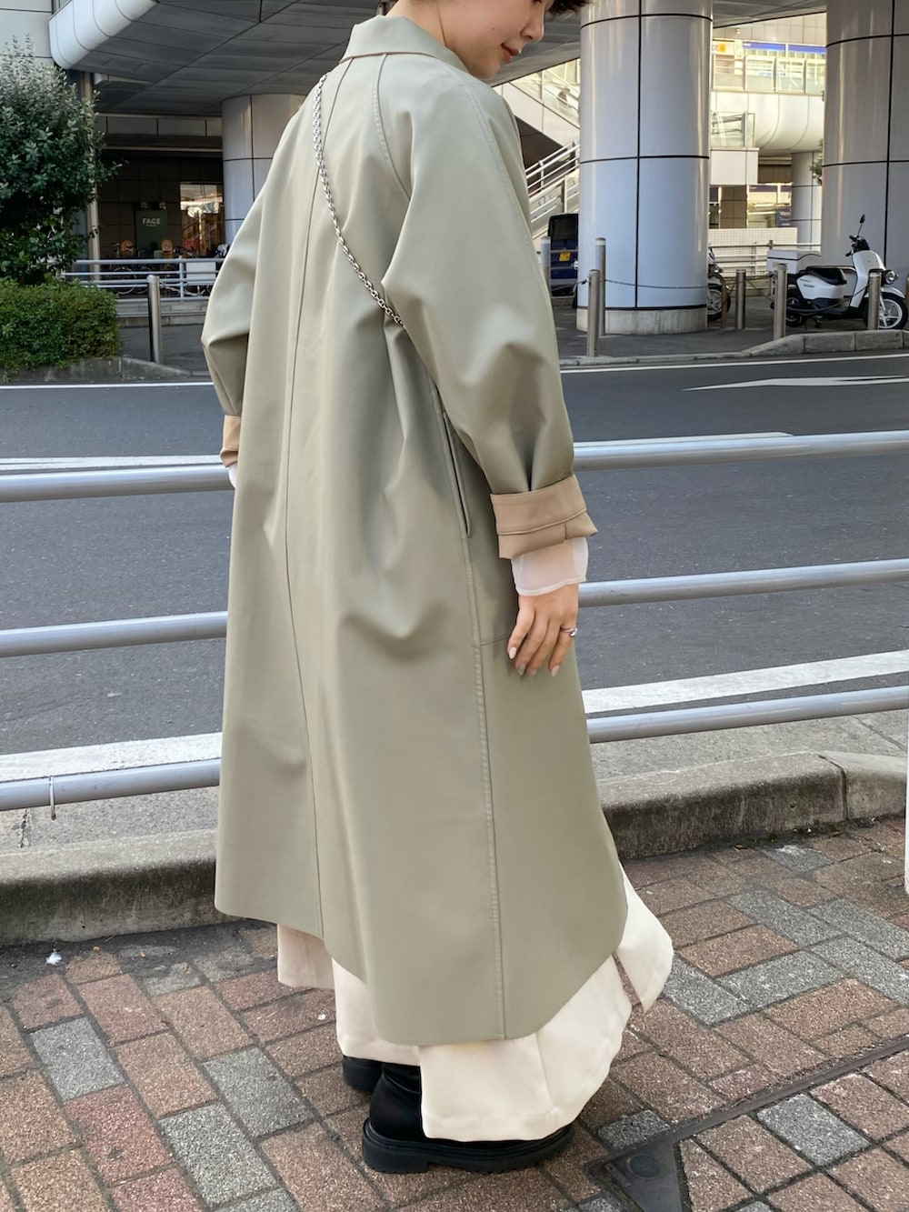 ホワイト系のショルダーバッグ、ホワイト系のワンピース、ホワイト系のTシャツ/カットソーを着用したレディースの冬コーディネートの2枚目の写真