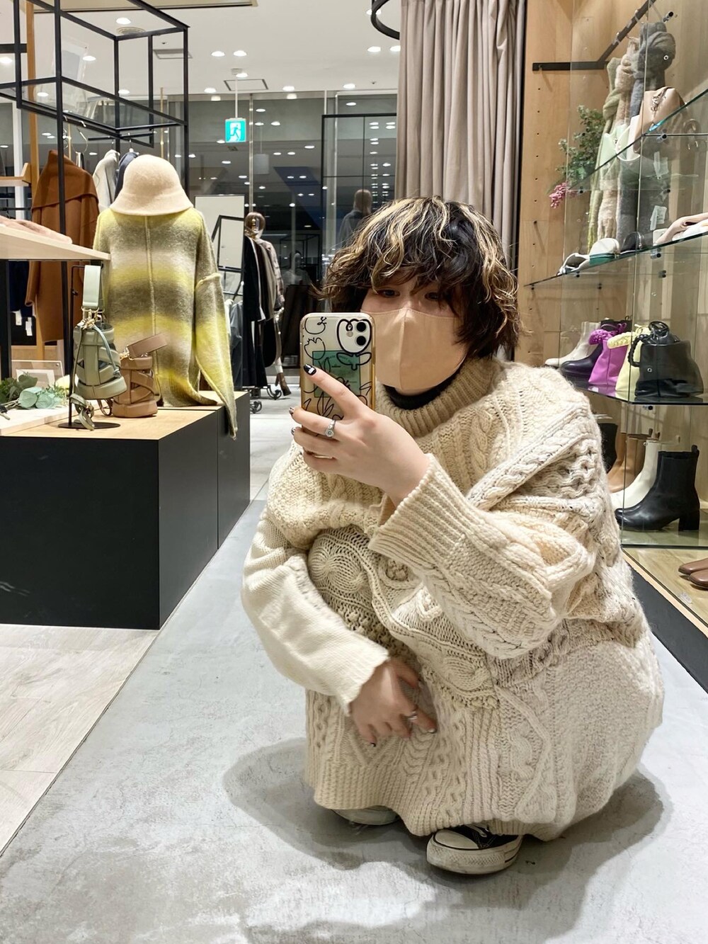 ホワイト系のニット/セーター、ブラック系のその他パンツを着用したレディースの冬コーディネートの2枚目の写真