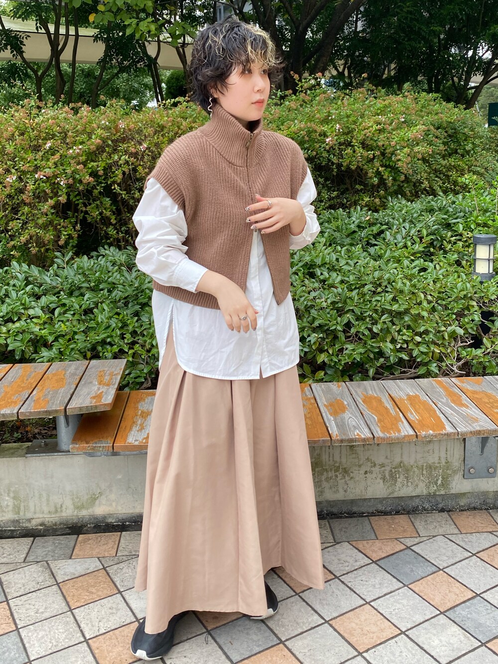 ブラウン系のベスト、ホワイト系のシャツ/ブラウス、ブラック系のその他パンツを着用したレディースの秋コーディネートの2枚目の写真