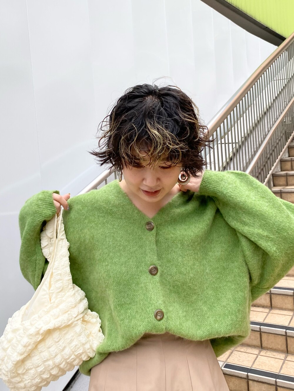 グリーン系のカーディガン/ボレロ、ブラック系のその他パンツ、ホワイト系のブーツを着用したレディースの秋コーディネートの2枚目の写真