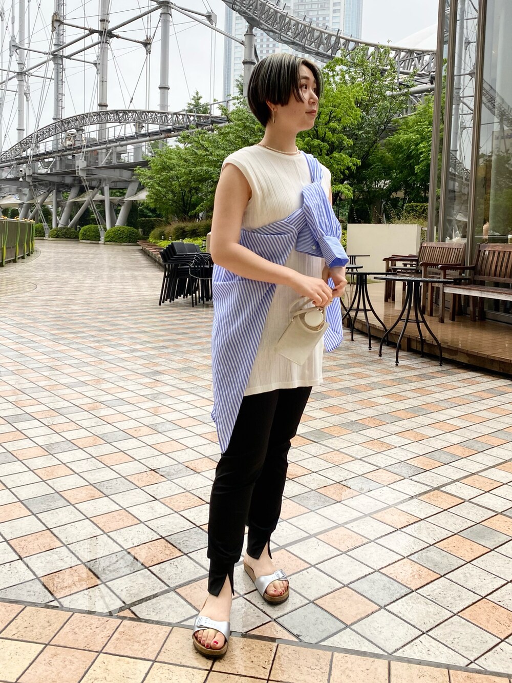 ホワイト系のTシャツ/カットソー、ブルー系のシャツ/ブラウス、ブラック系のその他パンツを着用したレディースの夏コーディネートの2枚目の写真