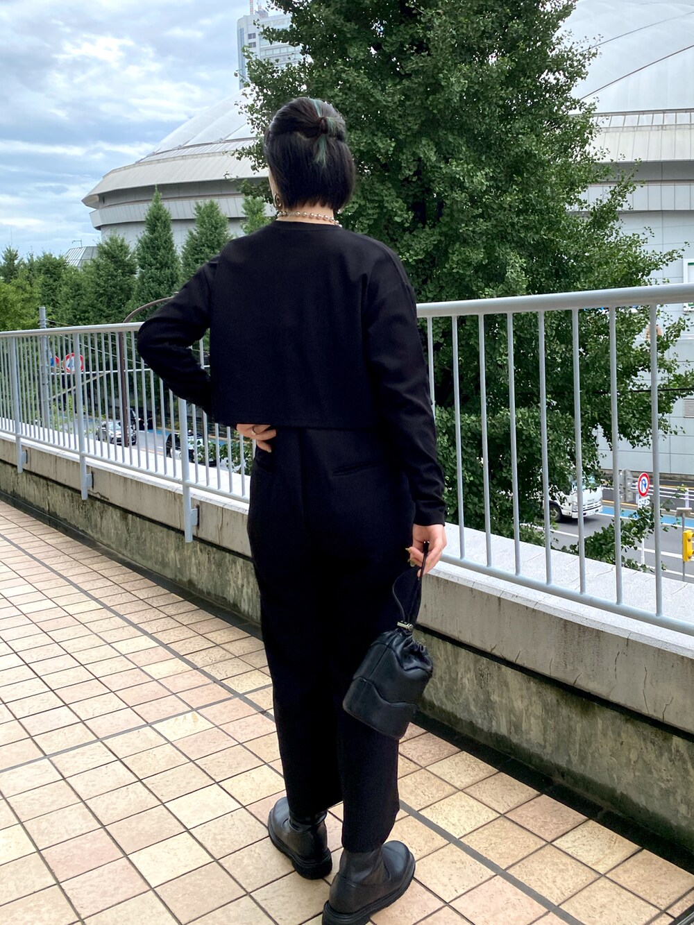 ブラック系のカーディガン/ボレロ、ブラック系のその他パンツ、ブラック系のショルダーバッグを着用したレディースの夏コーディネートの2枚目の写真