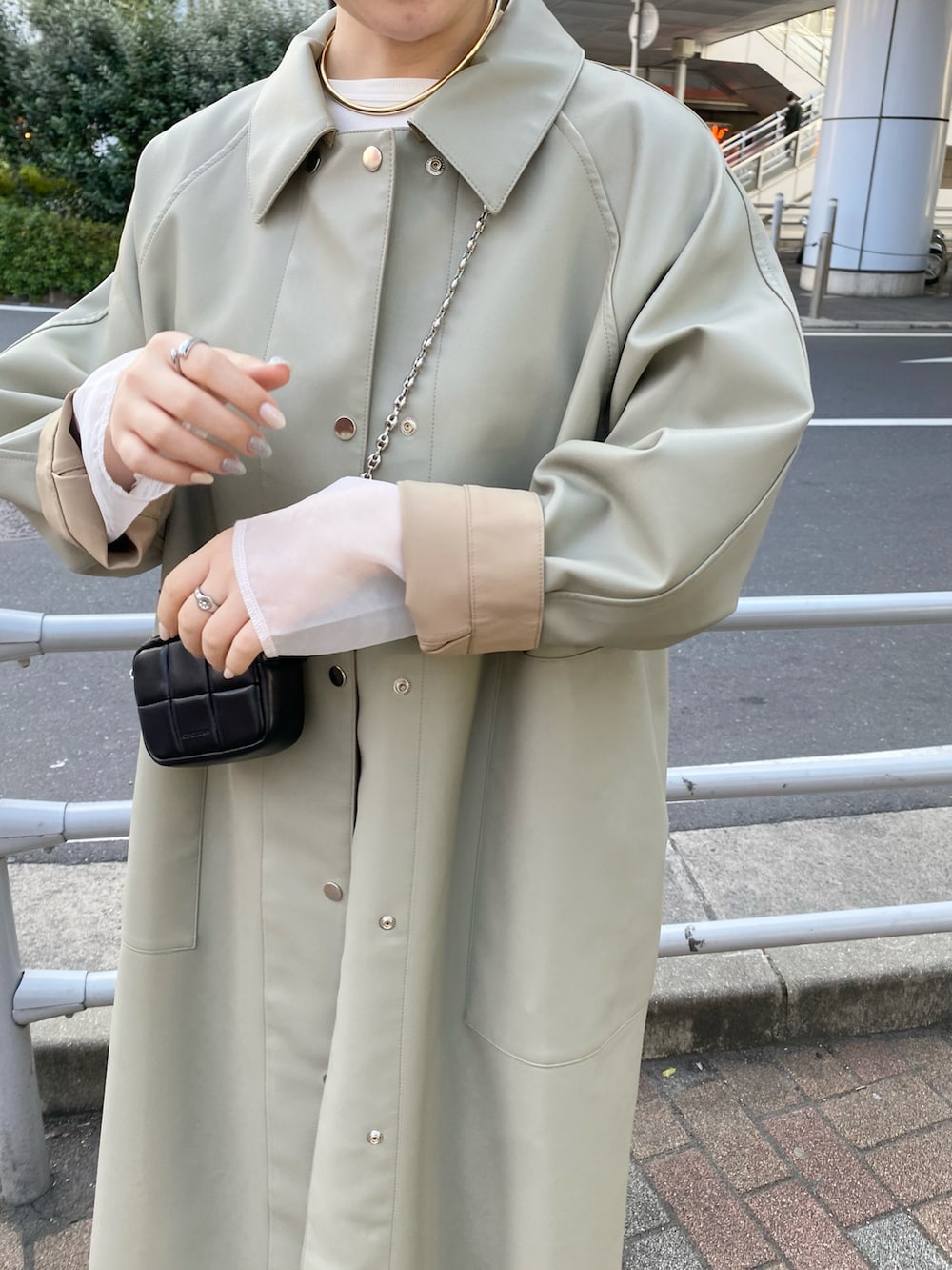 ホワイト系のショルダーバッグ、ホワイト系のワンピース、ホワイト系のTシャツ/カットソーを着用したレディースの冬コーディネートの3枚目の写真