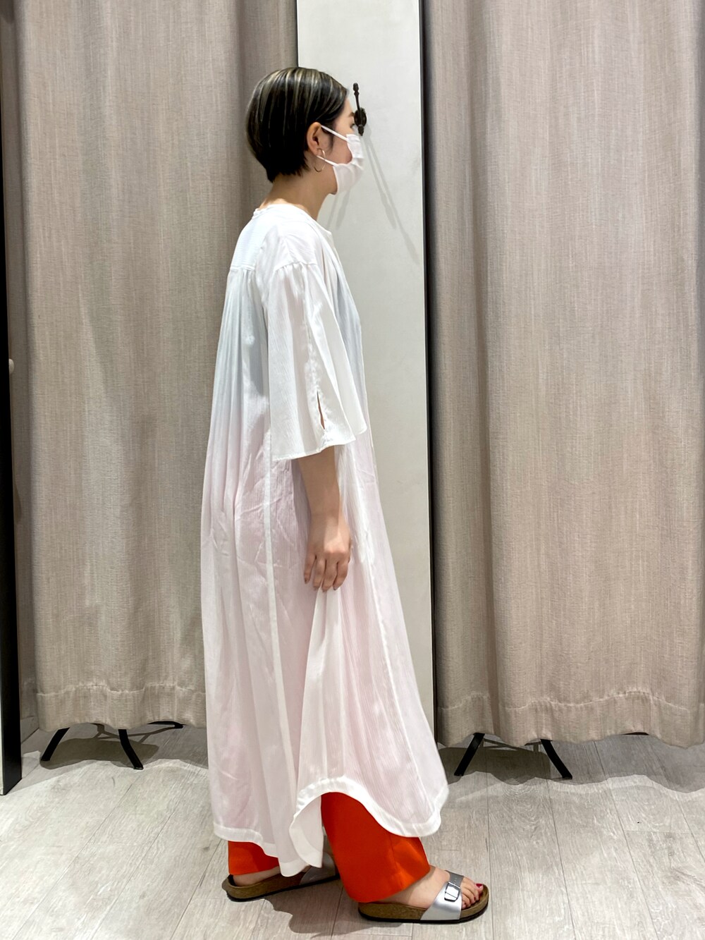 ホワイト系のワンピース、ブラック系のその他パンツ、シルバー系のサンダルを着用したレディースの夏コーディネートの2枚目の写真
