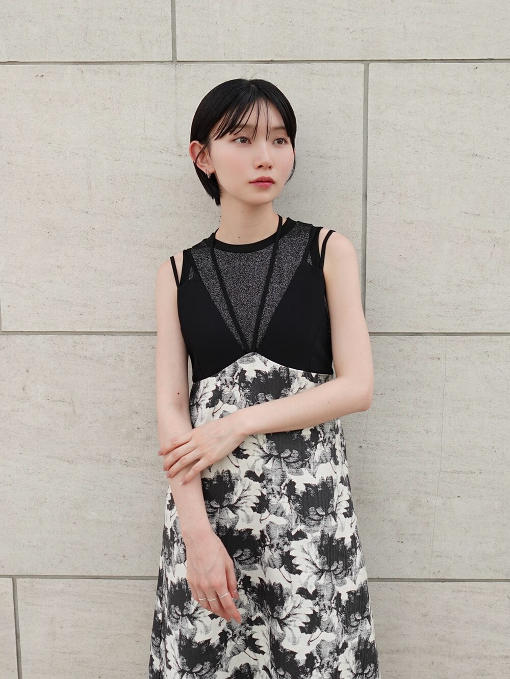 ブラック系のワンピース、ブラック系のサンダルを着用したレディースの夏コーディネートの4枚目の写真