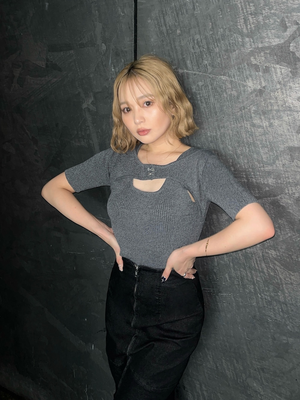 その他のニット/セーター、ブラック系のデニムスカートを着用したレディースの夏コーディネートの4枚目の写真