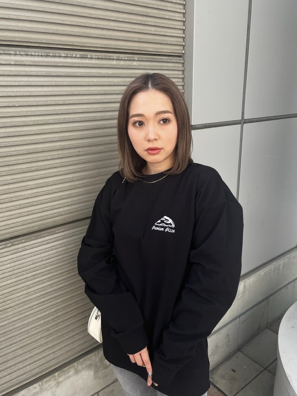 ブラック系のTシャツ/カットソーを着用したレディースの春コーディネートの4枚目の写真