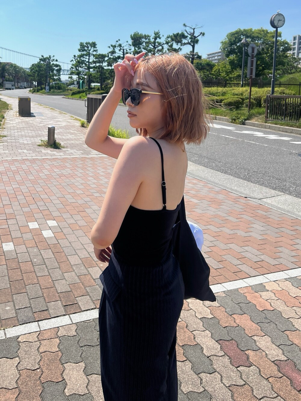 ブラック系のキャミソール、ブルー系のその他パンツ、ブラック系のサンダルを着用したレディースの夏コーディネートの5枚目の写真